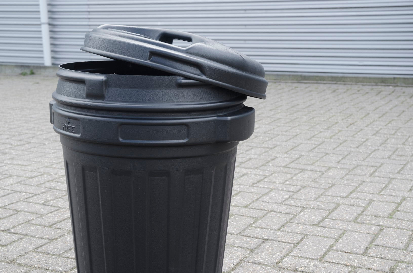 Voerton met draaisluiting 70 liter Zwart